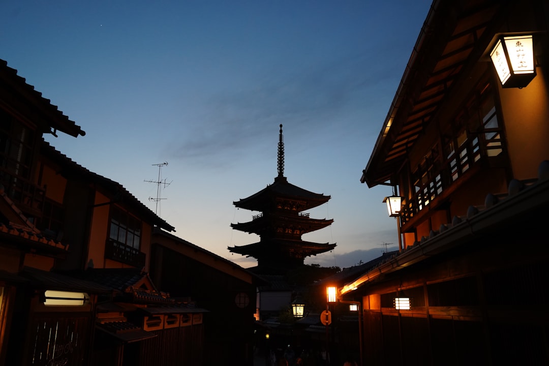 京都の朝 寺院と朝日